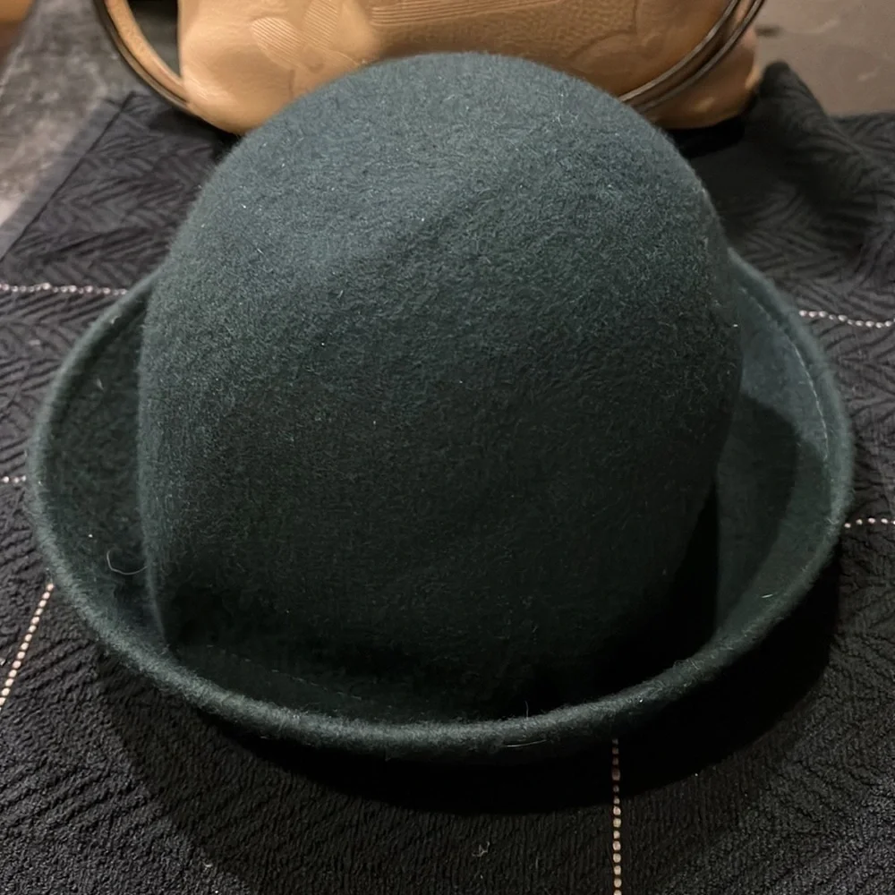 Green‎ women’s hat 100% wool feathers embellished